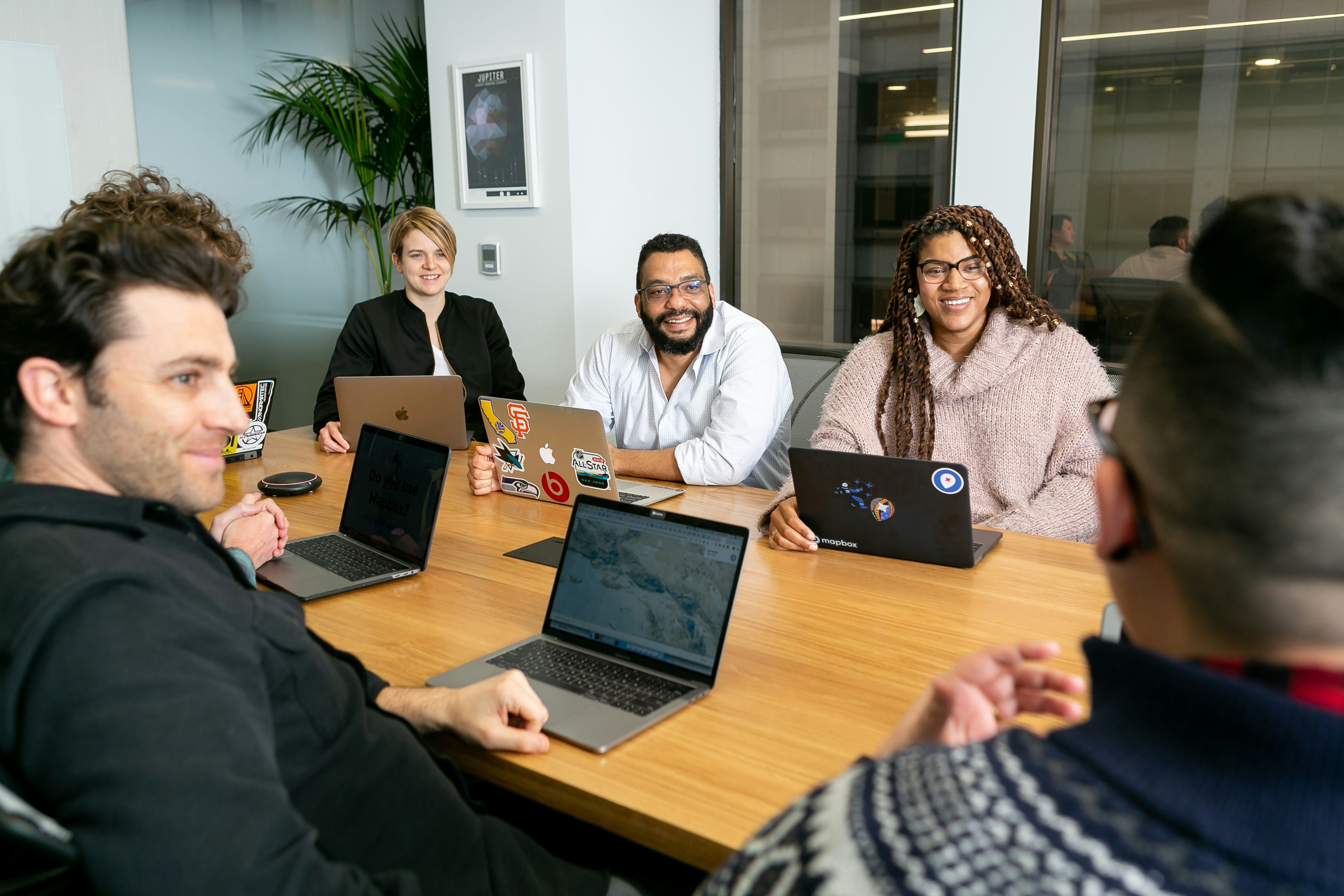 4FMV team in discussion